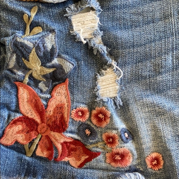 American Rag Floral Shorts - Picture 2 of 3